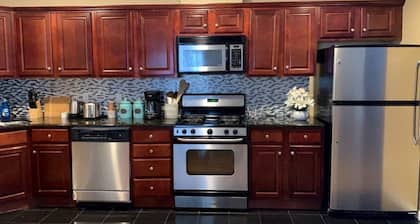 Spacious 3 BR Apartment - NYC Skyline Views Nearby