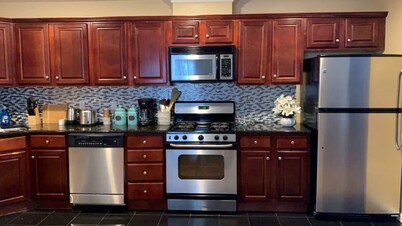 Spacious 3 BR Apartment - NYC Skyline Views Nearby