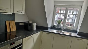 Kühlschrank, Mikrowelle, Ofen, Herdplatte