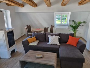 Smart-TV, Kamin, Bücher