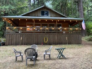Outdoor dining - Woody Cabin Retreat - Accessible only by Boat (Lakeside)