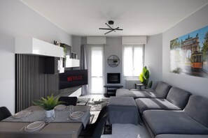 Smart TV, fireplace