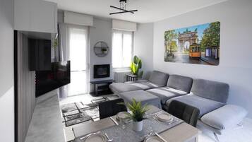 Smart TV, fireplace