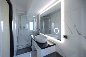 Shower, hair dryer, bidet, towels