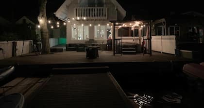 LAKEFRONT Level Lot Home with a Private Deck/Dock w/ 2 Kayaks & Paddle Boards