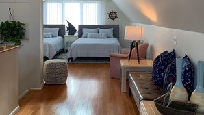 Een gezellige slaapkamer met een bed, nachtkastje en een bedtafel.