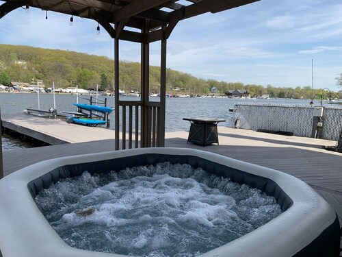 LAKEFRONT Level Lot Home with a Private Deck/Dock  w/ 2 Kayaks & Paddle Boards