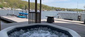 LAKEFRONT Level Lot Home with a Private Deck/Dock  w/ 2 Kayaks & Paddle Boards