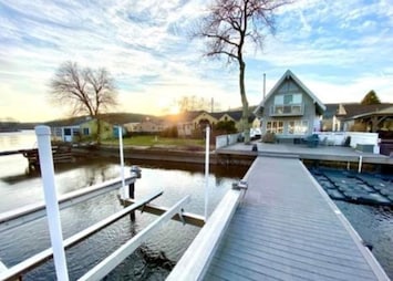 Image de lâhĂ©bergement LAKEFRONT Level Lot Home with a Private Deck/Dock w/ 2 Kayaks & Paddle Boards
