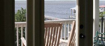 Relax in our Bay St Louis Home & Pier, a quick 4-min Drive to Hollywood Casino