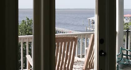 Relax in our Bay St Louis Home & Pier, a quick 4-min Drive to Hollywood Casino