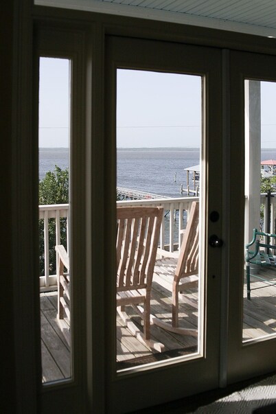 Relax in our Bay St Louis Home & Pier, a quick 4-min Drive to Hollywood Casino