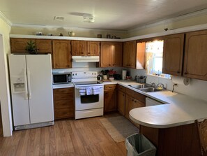 Réfrigérateur, micro-ondes, plaque de cuisson, lave-vaisselle