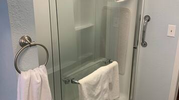 Dusche, Handtücher, Toilettenpapier