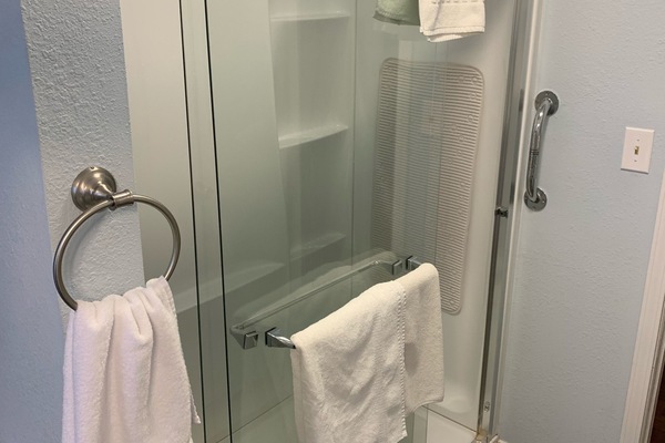 Douche, serviettes fournies, papier toilette