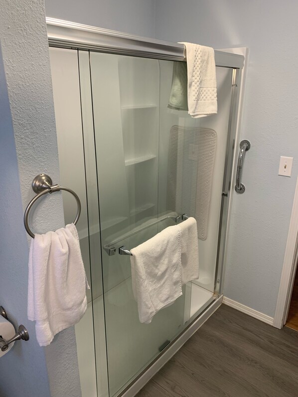 Regadera, toallas, papel de baño 