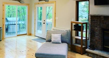 Nice Cabin in the Poconos Mountain (Saw Creek Est)