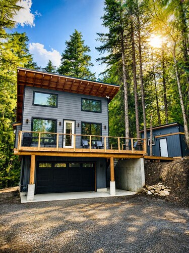 Relax & Unwind: Hot Tub, Hiking Trails, 3 Minutes to Village!