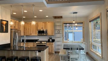 Een koelkast, een magnetron, een oven, een kookplaat