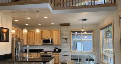 Secluded Luxury: Your Cabin, Your Hot Tub, Your Vacation!