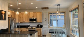Secluded Luxury: Your Cabin, Your Hot Tub, Your Vacation!