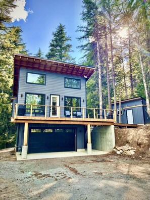 Exterior - Custom Cabin: Great location, Hot Tub, & more! (Sandpoint)