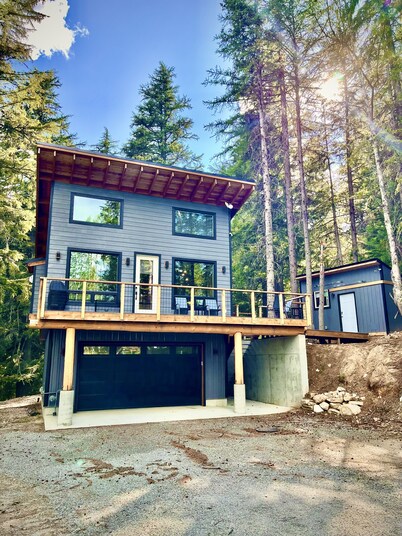 Custom Cabin: Great location, Hot Tub, & more!