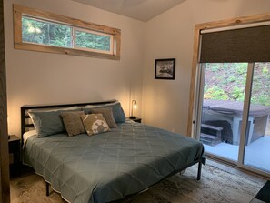 2 bedrooms, free WiFi, bed sheets - Custom Cabin: Great location, Hot Tub, & more! (Sandpoint)