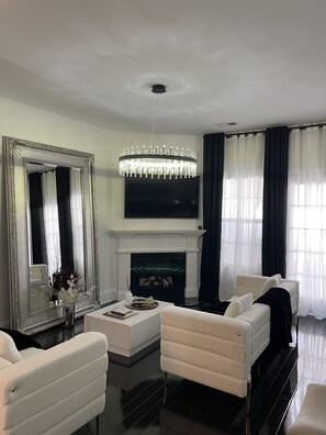 Una Smart TV, una chimenea, libros, una oficina