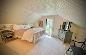 4 bedrooms, iron/ironing board, travel crib, free WiFi
