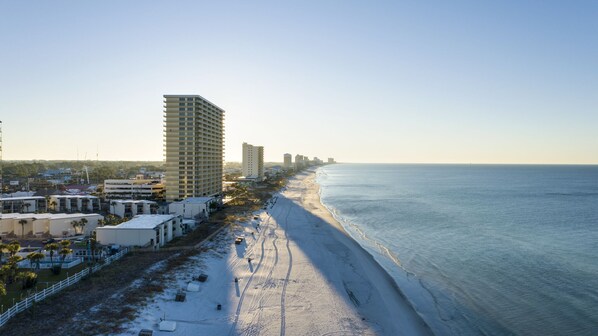 Accommodatie ligt op het strand, ligstoelen