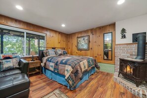 4 bedrooms, desk, iron/ironing board, free WiFi