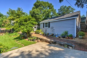 Property grounds - Cozy Athens Cottage: Walk to Sanford Stadium! (Athens)