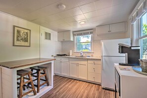 Fridge, microwave, cookware/dishes/utensils - Cozy Athens Cottage: Walk to Sanford Stadium! (Athens)