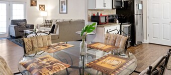 Cozy Work Friendly Condo in Florence