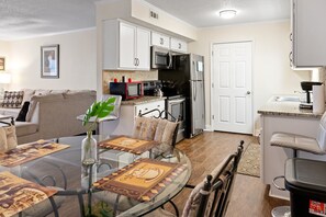 Micro-ondes, batterie de cuisine, vaisselle et ustensiles