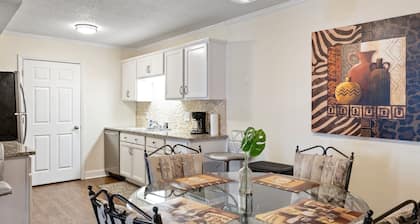 Cozy Work Friendly Condo in Florence