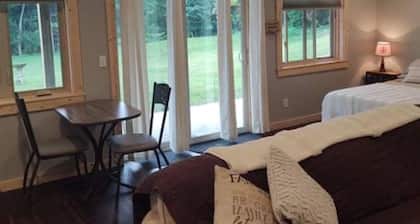 Studio Apartment with patio. Casino, Flint Fields Equestrian , State Trails.
