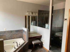 Combined shower/tub, jetted tub, hair dryer, towels