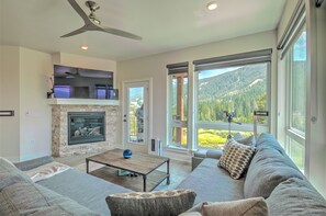 Smart TV, caminetto, impianto stereo, stampante