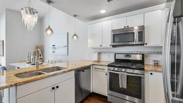 Geladeira, micro-ondas, fogão, cooktop