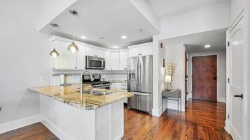 Refrigerador, microondas, horno y parrilla de estufa