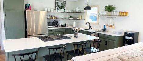 Een koelkast, een microgolfoven, een oven, een kookplaat