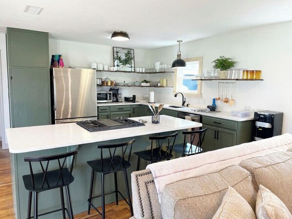 Frigorifero, microonde, forno, piano cottura