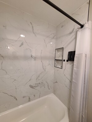 Combined shower/bathtub, bidet, towels