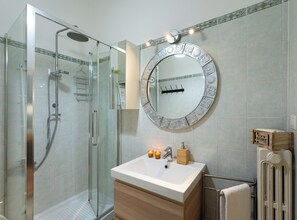 Shower, hair dryer, bidet, towels - Campuccio - Flo Apartments (Firenze)