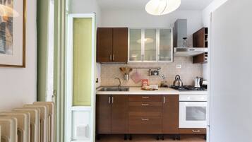 Fridge, oven, stovetop, coffee/tea maker