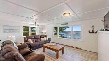 Televisio, takka, pöytäjalkapallopöytä, työhuone