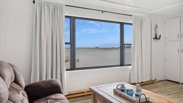 Télévision, cheminée, baby-foot, espaces bureaux