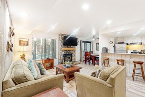 Fernseher, Kamin, Tischtennisplatte